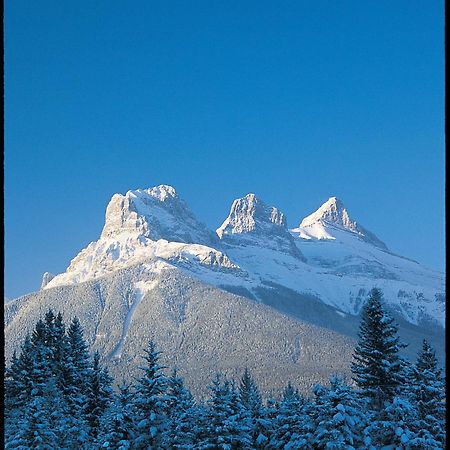 Canmore Inn & Suites Экстерьер фото