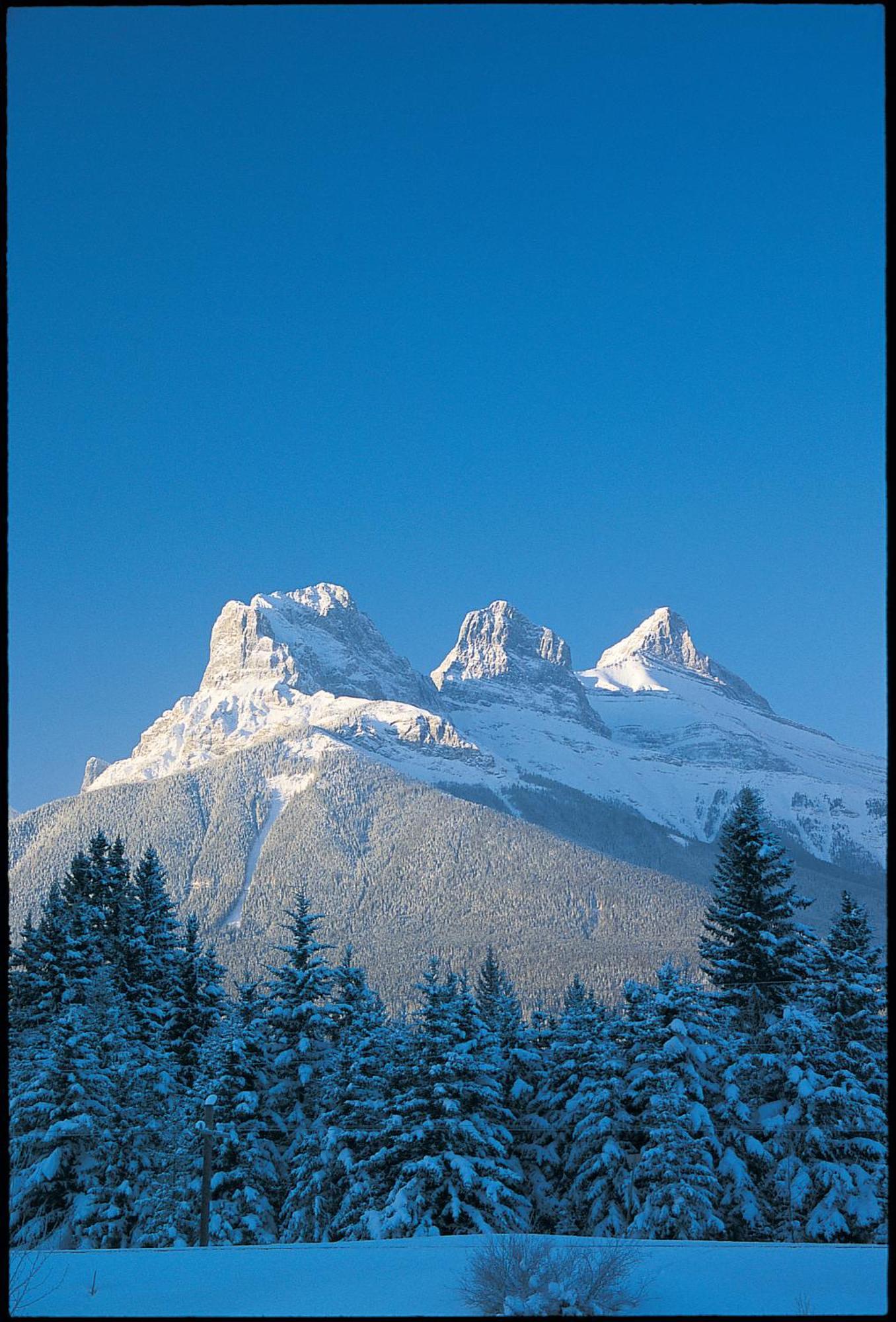 Canmore Inn & Suites Экстерьер фото