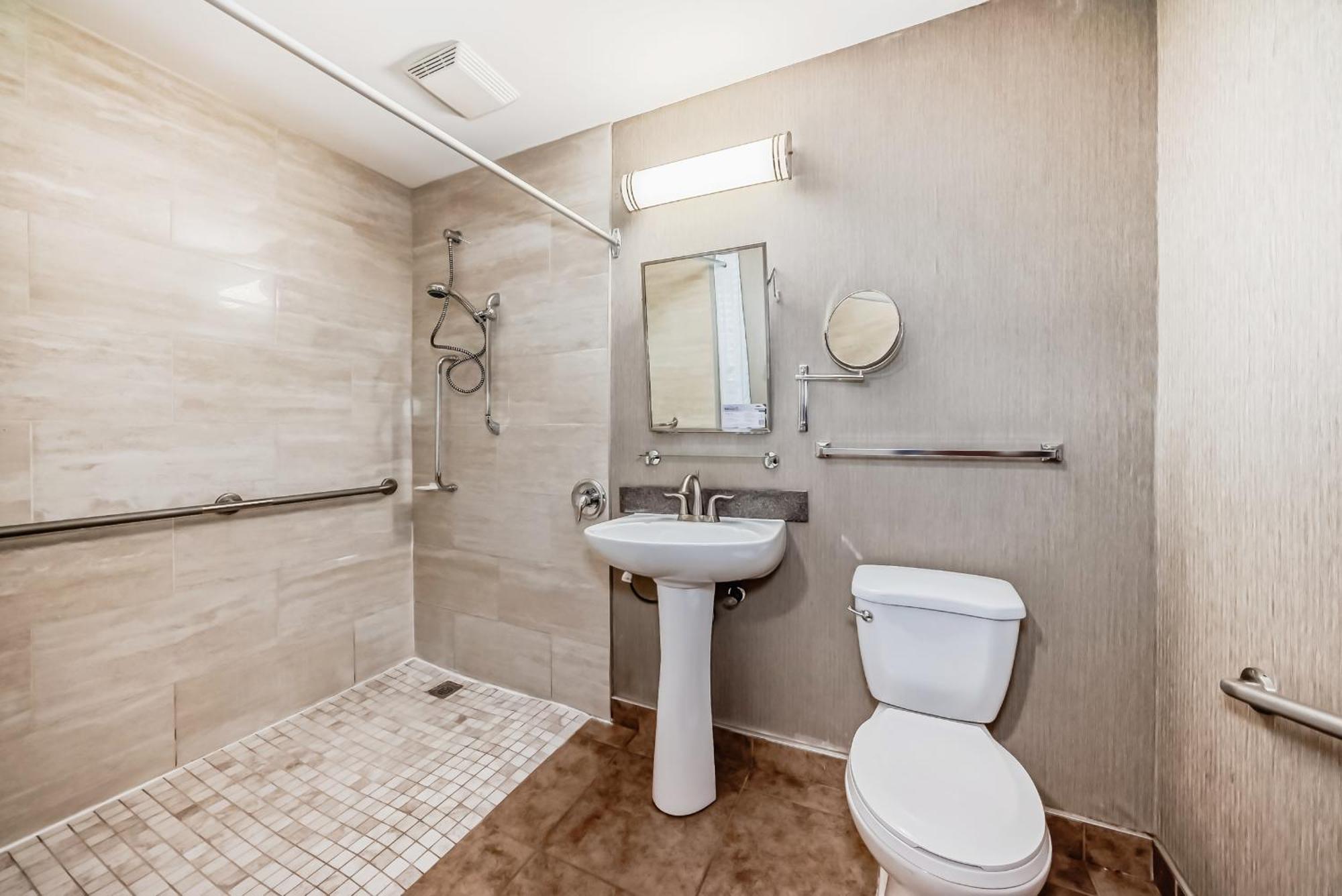 Canmore Inn & Suites Экстерьер фото