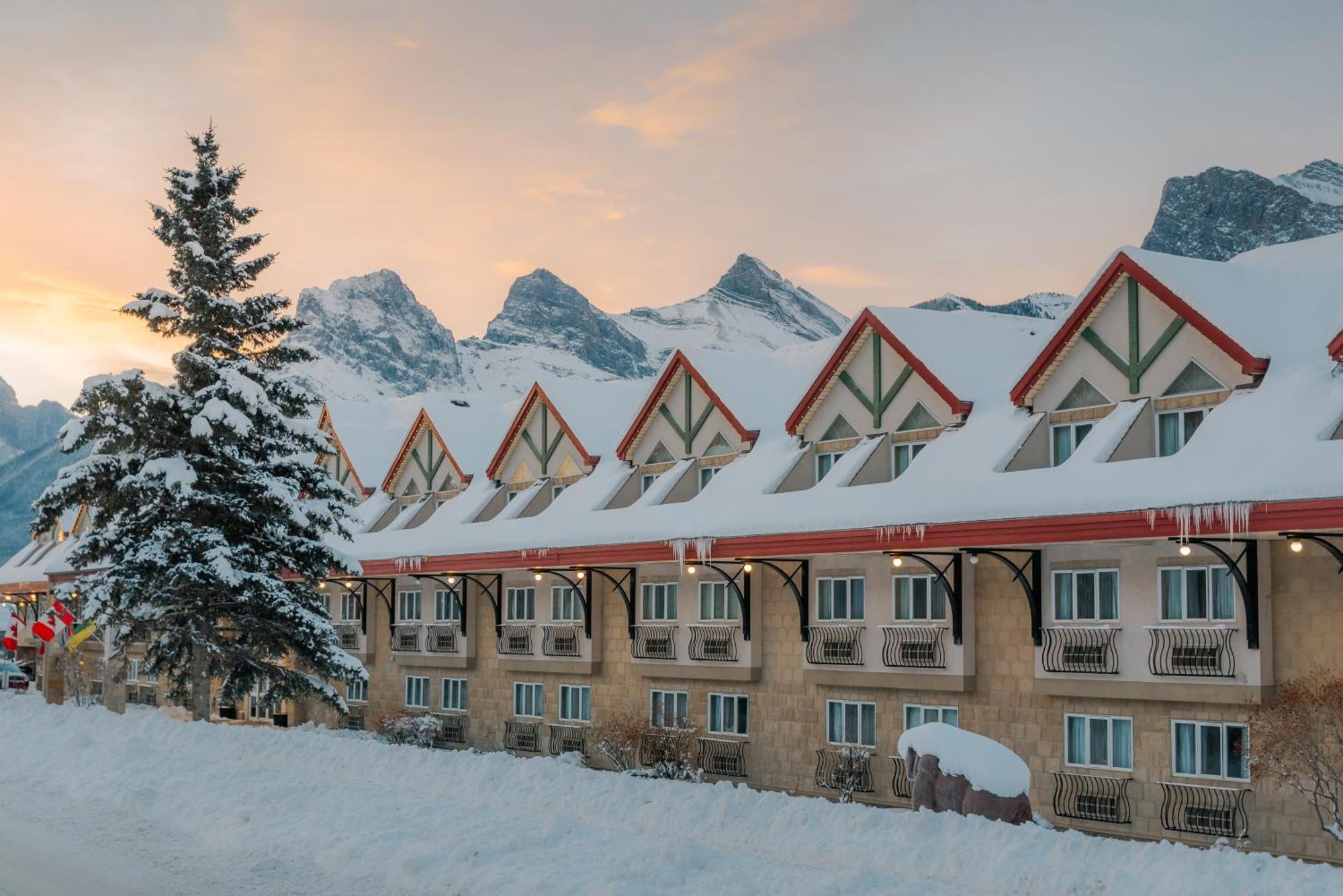 Canmore Inn & Suites Экстерьер фото