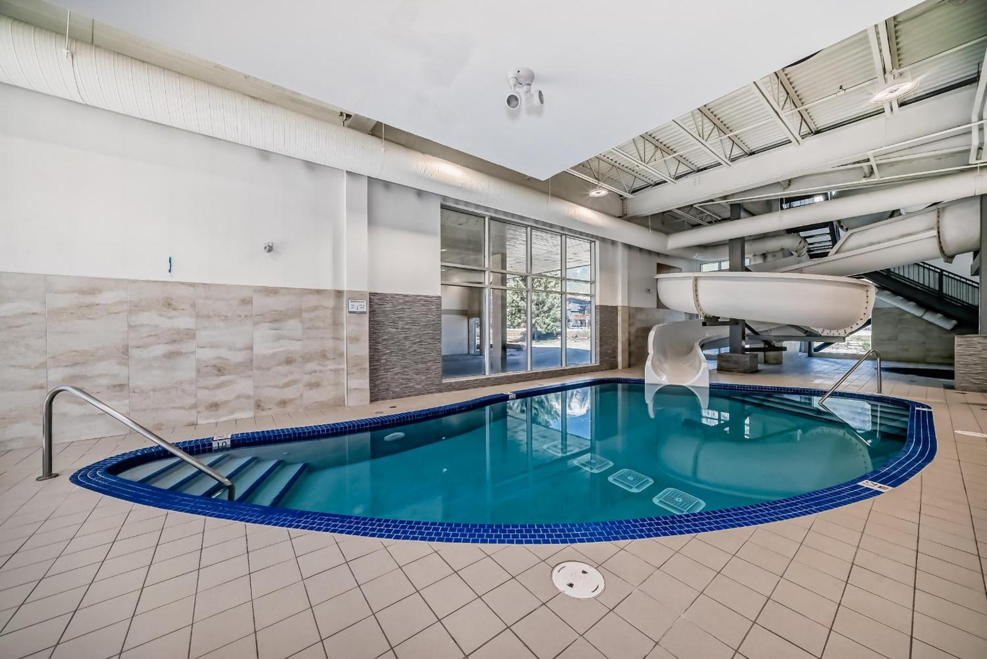 Canmore Inn & Suites Экстерьер фото