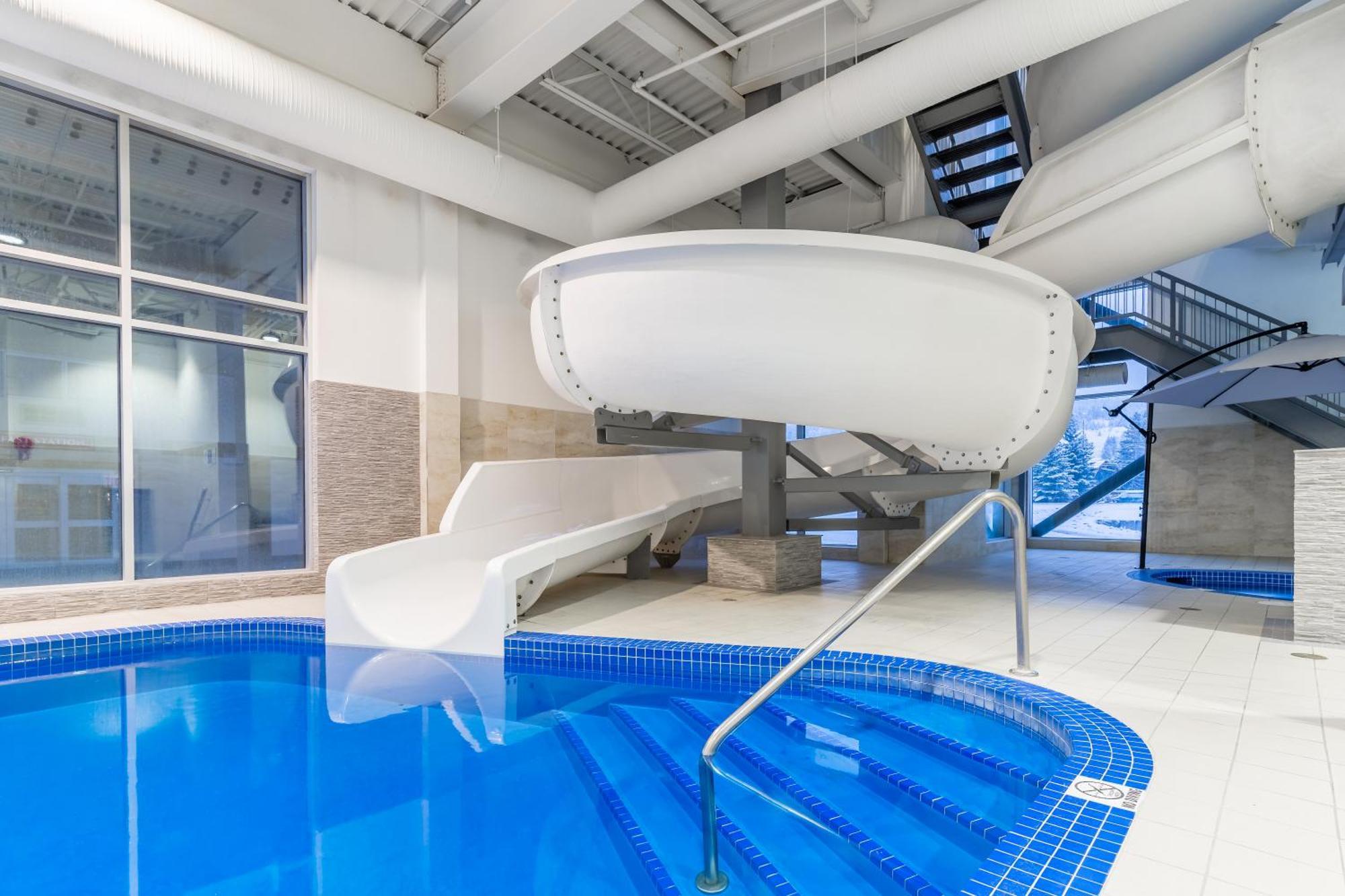 Canmore Inn & Suites Экстерьер фото
